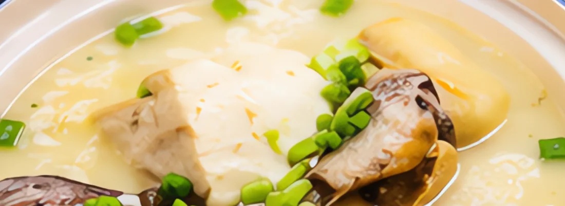 Cá chạch đồng đã sơ chế sạch đặt cạnh gừng và hành tím