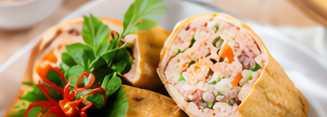 Đậu phụ trắng cắt khối vuông bên bát mè rang